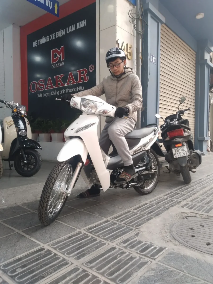 xe wave 50cc giá bao nhiêu với mẫu Hyosung trắng
