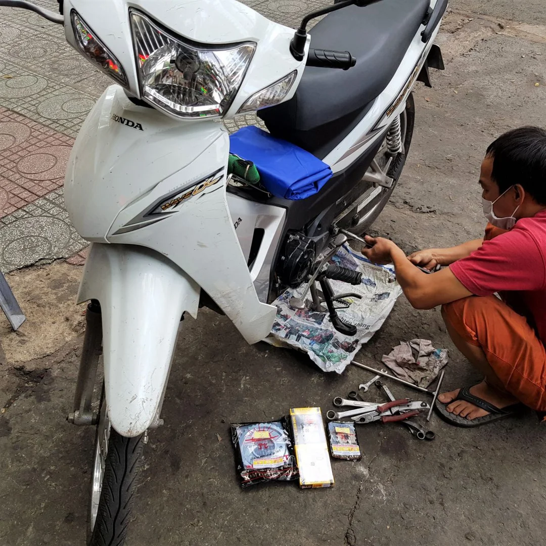 Cách kiểm tra xe Wave trước chuyến đi xa để vận hành an toàn 10 Đánh giá bộ nhông xích và độ căng xích tải