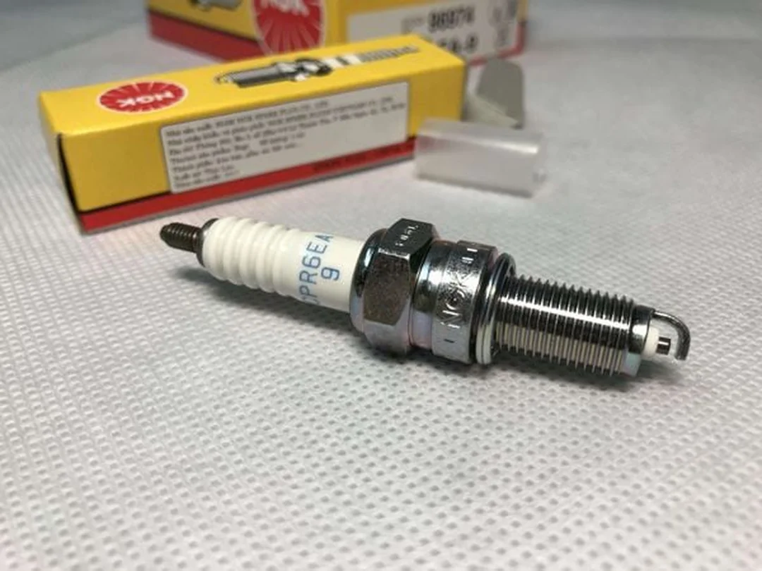 Cách kiểm tra xe Wave trước chuyến đi xa để vận hành an toàn 11 Kiểm tra hệ thống điện đèn bugi và bình ắc quy