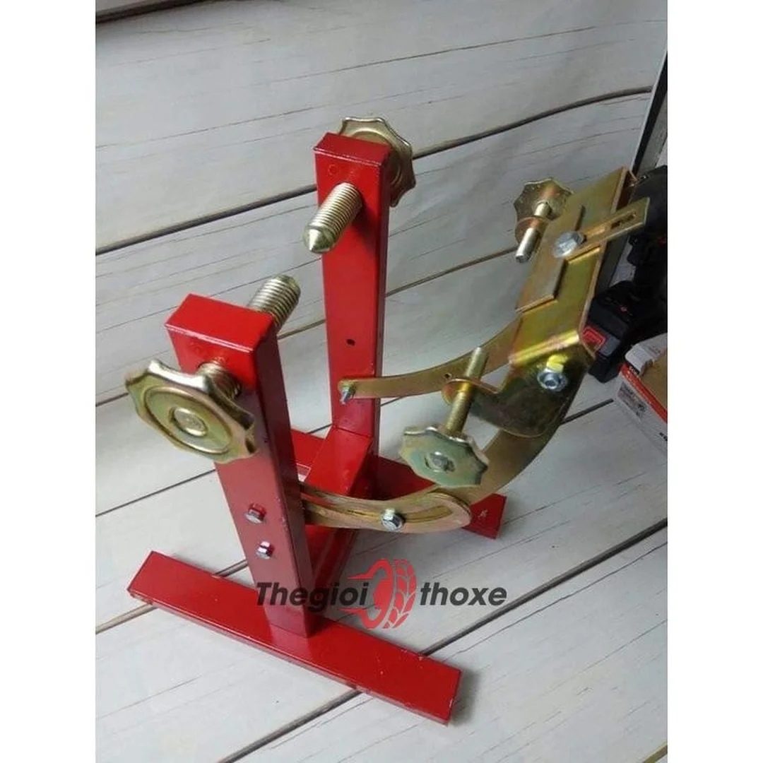 Cân vành xe Wave giá bao nhiêu và khi nào cần rút căm nắn niềng? 10 Thao tác sử dụng cờ-lê chuyên dụng siết chân căm trên gá cân niềng xe Wave