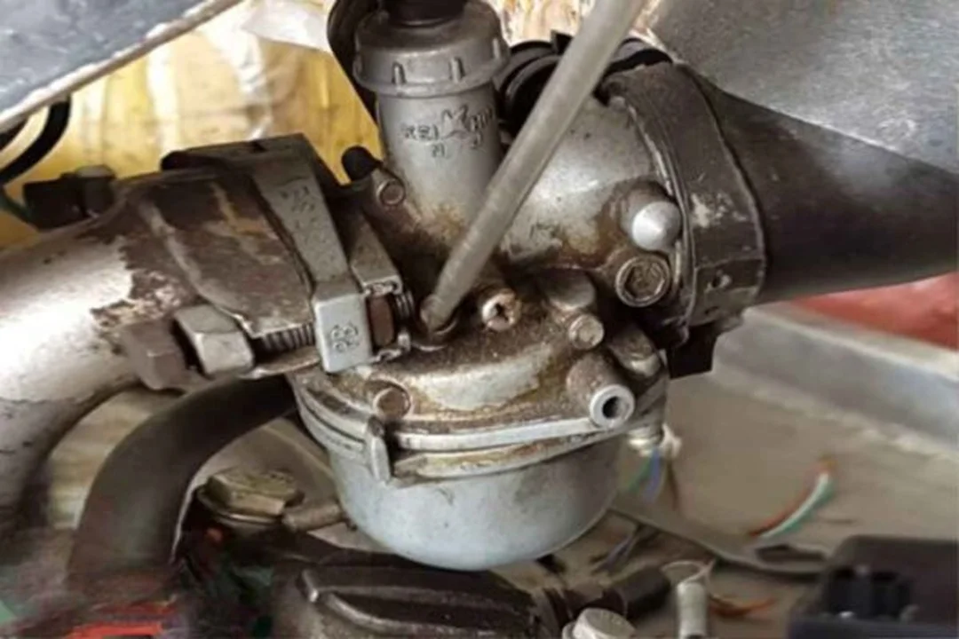 Hướng dẫn vệ sinh bình xăng con Wave đúng kỹ thuật 9 Thao tác tháo rời bình xăng con xe Wave ra khỏi khung sườn